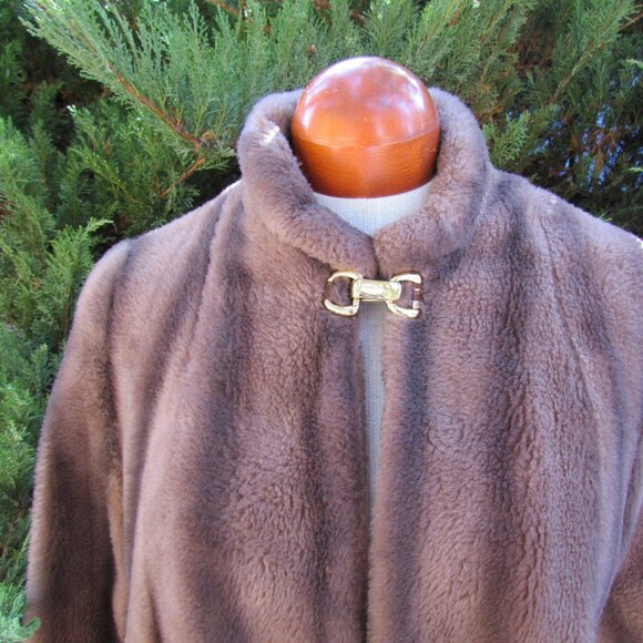VINTAGE COAT, M-L, BROWN FAUX FUR w GOLDEN CLASP,  COZY & WARM w LOVELY LINING - Picture 3 of 7
